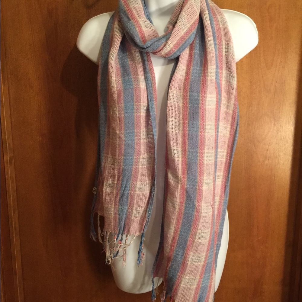Scarf woven with tassels